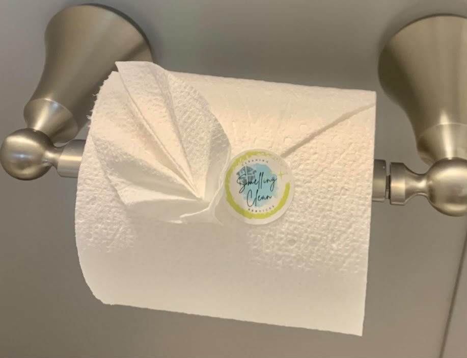 Folded toilet paper finished with a Smelling Clean seal